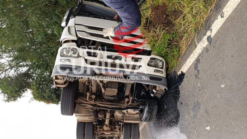 Caminhão carregado com bobinas tomba na PR-272, entre Ibaiti e Figueira