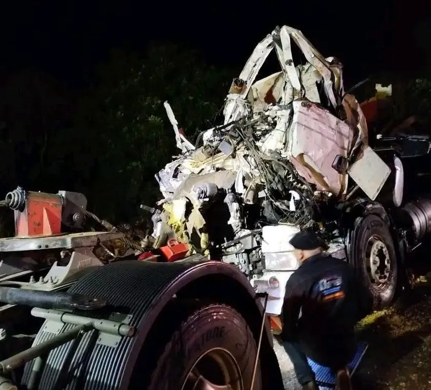 Colisão frontal entre carretas deixa dois mortos na BR-163