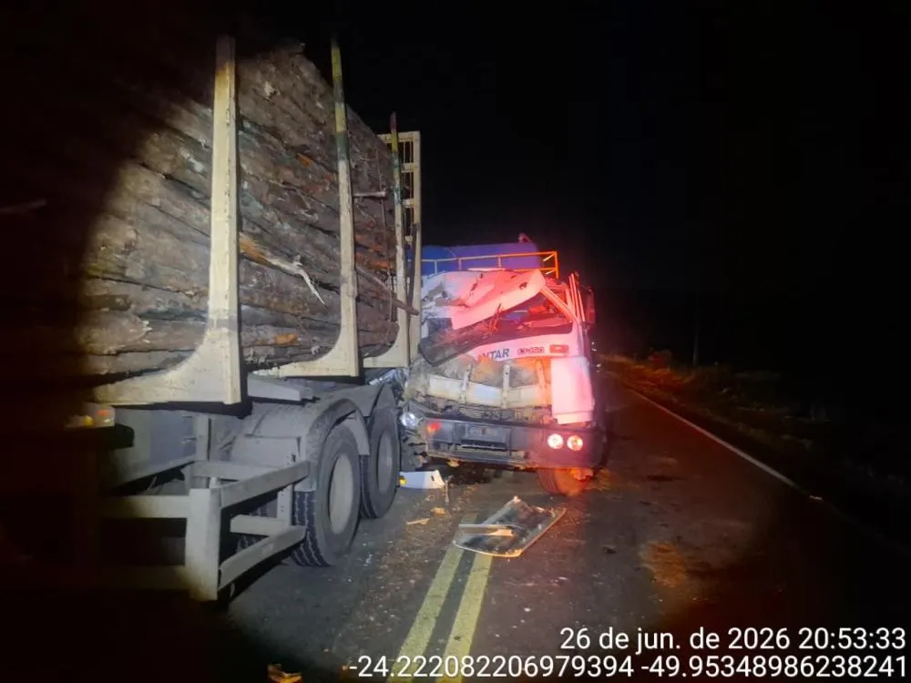 Caminhão colide contra semirreboque parado na PR-239 e deixa motorista ferido em Arapoti