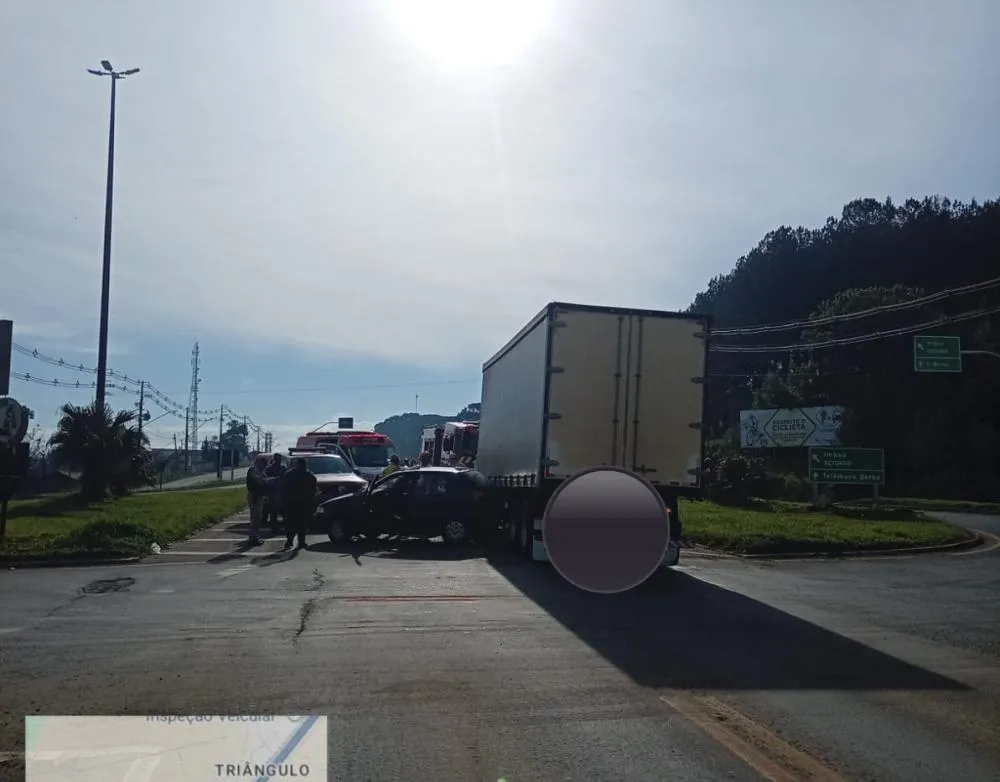 Mulher e criança ficam feridas em acidente entre carro e caminhão na PR-160, em Telêmaco Borba
