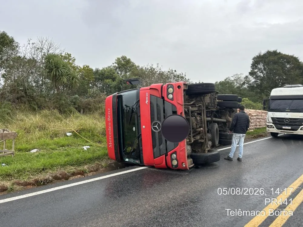 Caminhão tomba às margens da PR-441, em Tibagi