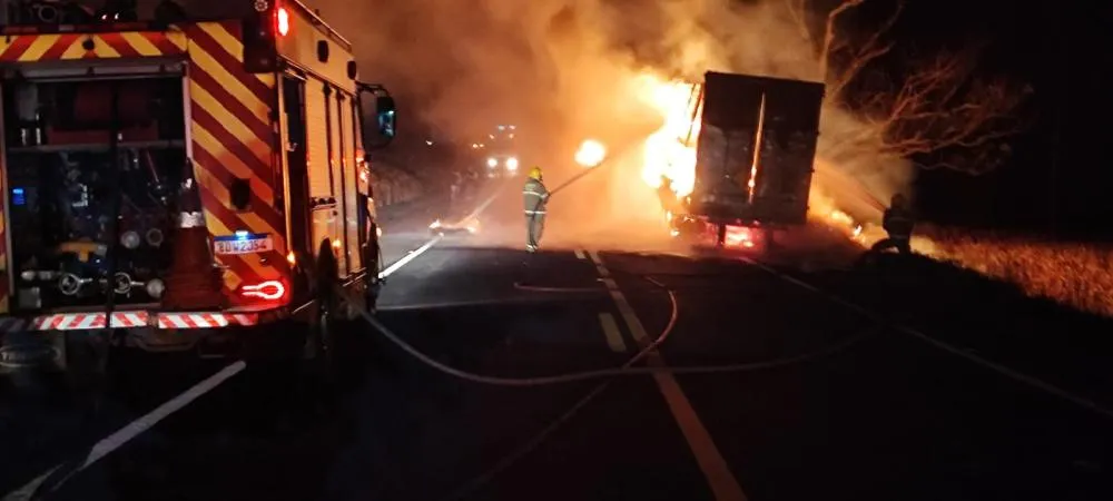 Carreta pega fogo e deixa motorista ferido na PR-323, em Sertanópolis