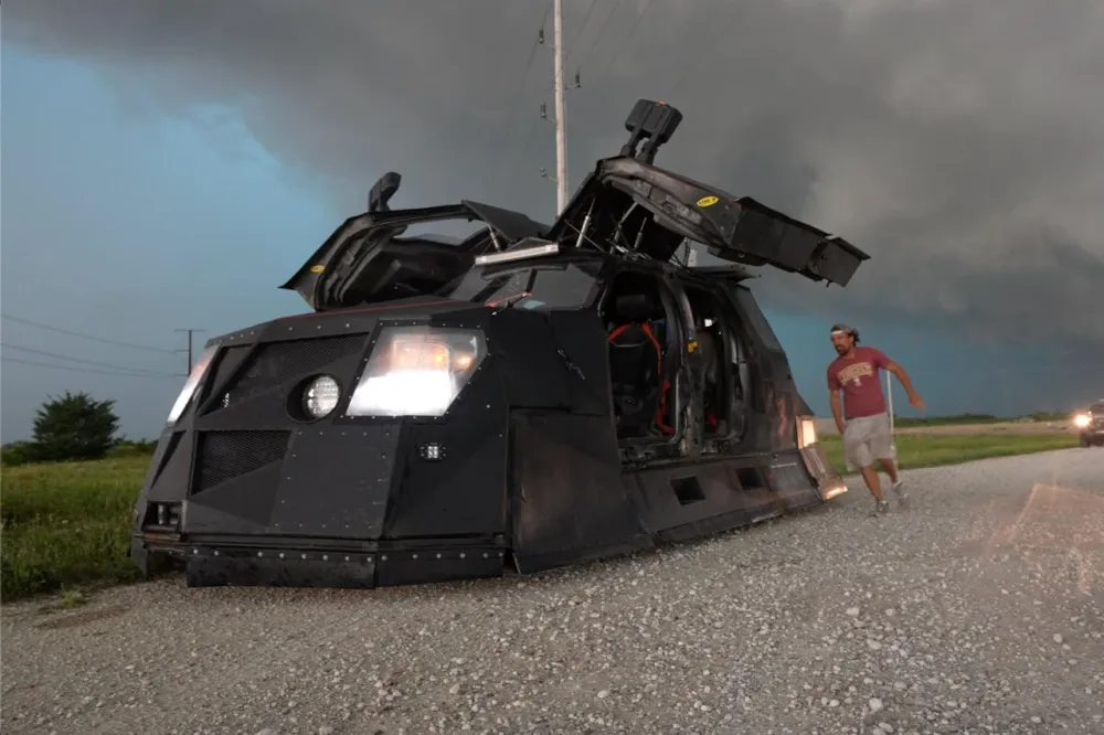 “Caçador de tornados” dos EUA anuncia vinda ao Sul do Brasil e alerta para riscos de tempestades severas e tornados