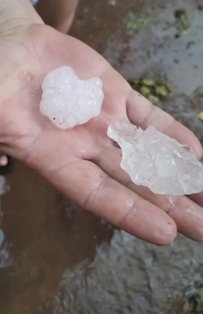 CURIÚVA: Chuva de granizo surpreende moradores do Felisberto