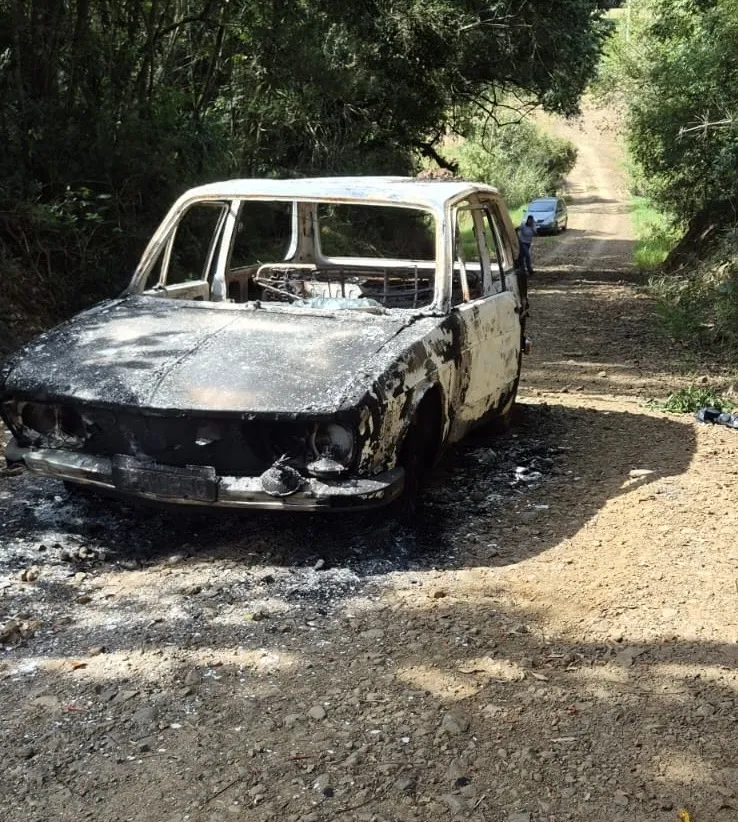 CURIÚVA: Veículo fica destruído após pegar fogo na área rural