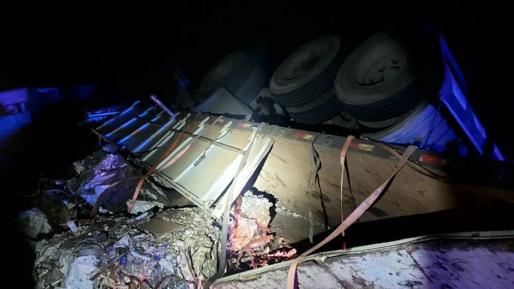 Tombamento de veículo de carga deixa motorista ferido na BR-369, em Bandeirantes