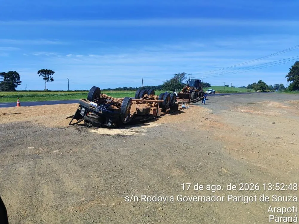 Caminhão capota na PR-092 e deixa motorista ferido em Arapoti