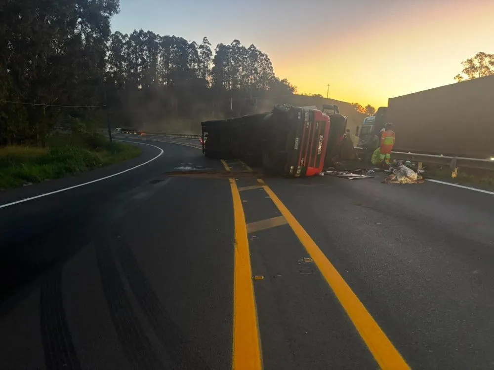 Caminhão tomba na BR-376, em Ortigueira, e deixa motorista ferido