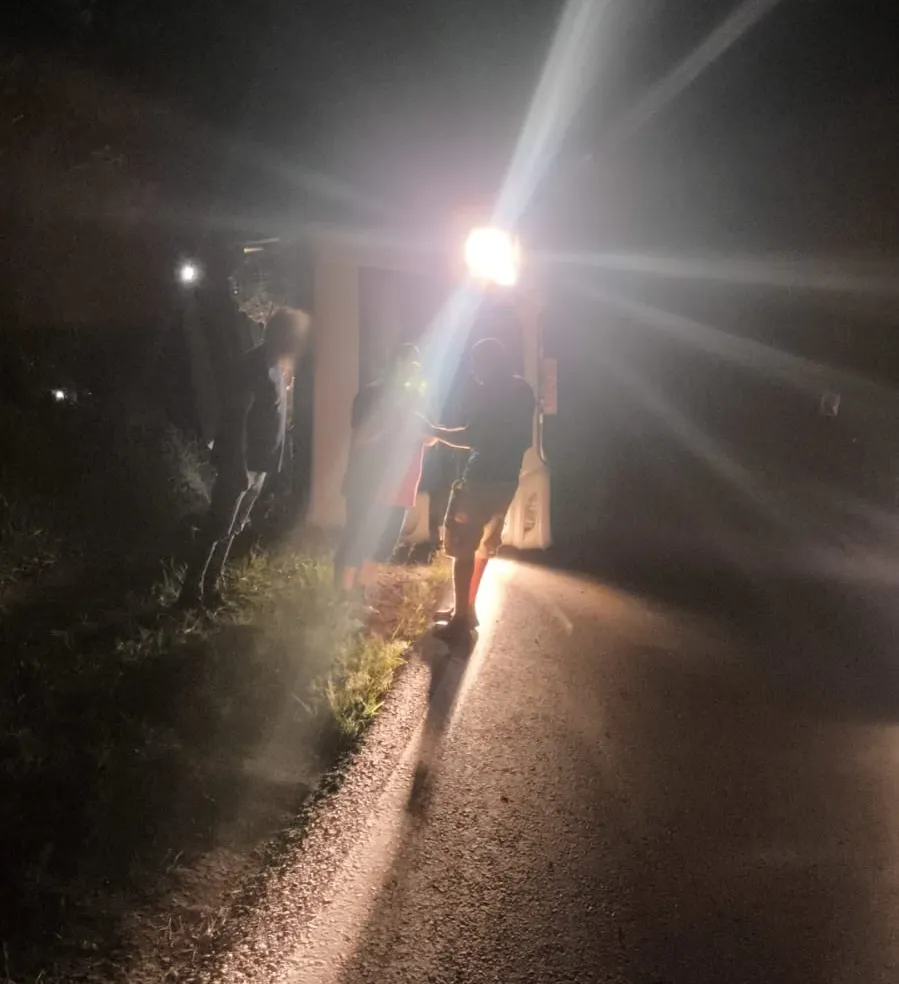 SAPOPEMA: Caminhão sai da pista e tomba na PR-090, na Serra Fria