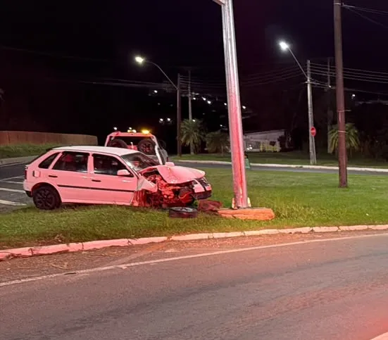 Motorista perde o controle e bate contra poste na PR-160, em Telêmaco Borba