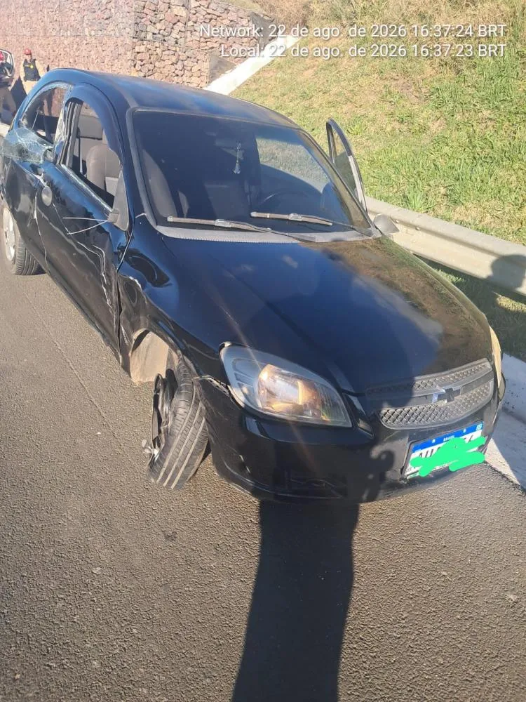 Carreta e carro se envolvem em abalroamento lateral na PR-151, em Piraí do Sul
