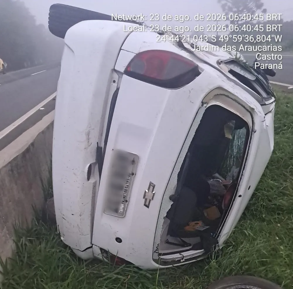 Mulher de 57 anos se envolve em capotamento na PR-151, em Castro