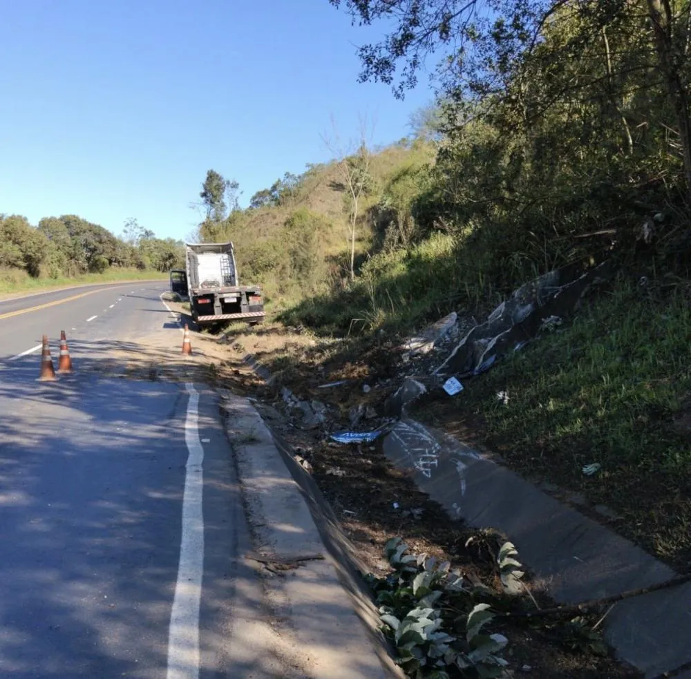 Caminhão bate contra barranco na PR-160, entre Telêmaco Borba e Curiúva
