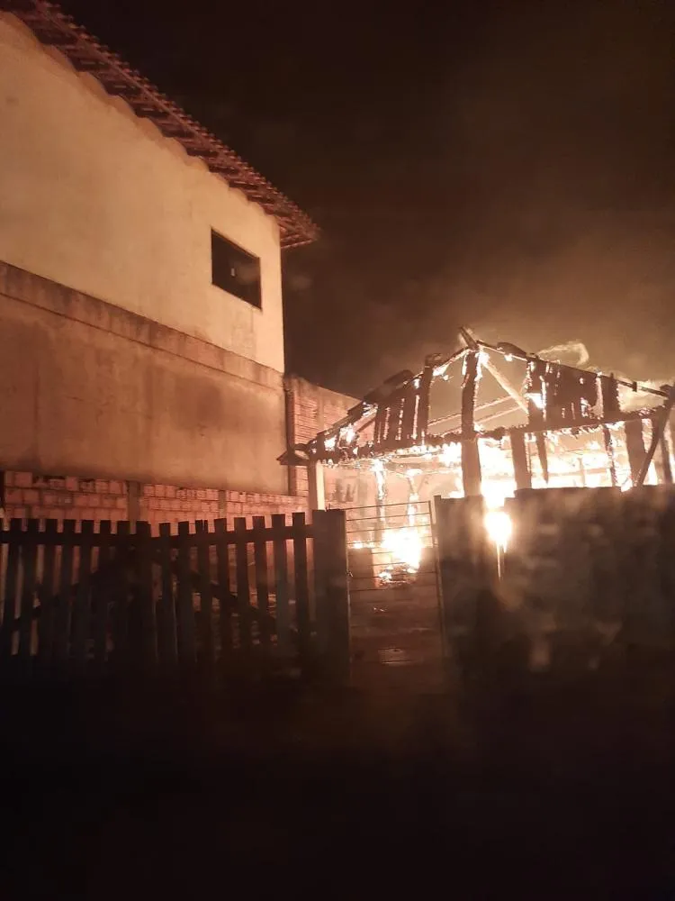 Incêndio destrói casa, mas policiais evitam que chamas atinjam vizinhos em Nova Santa Bárbara