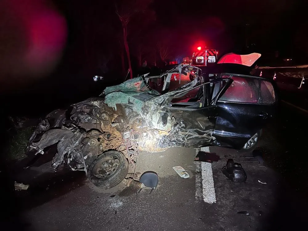 Colisão frontal deixa carro destruído e vítima fatal na BR-277