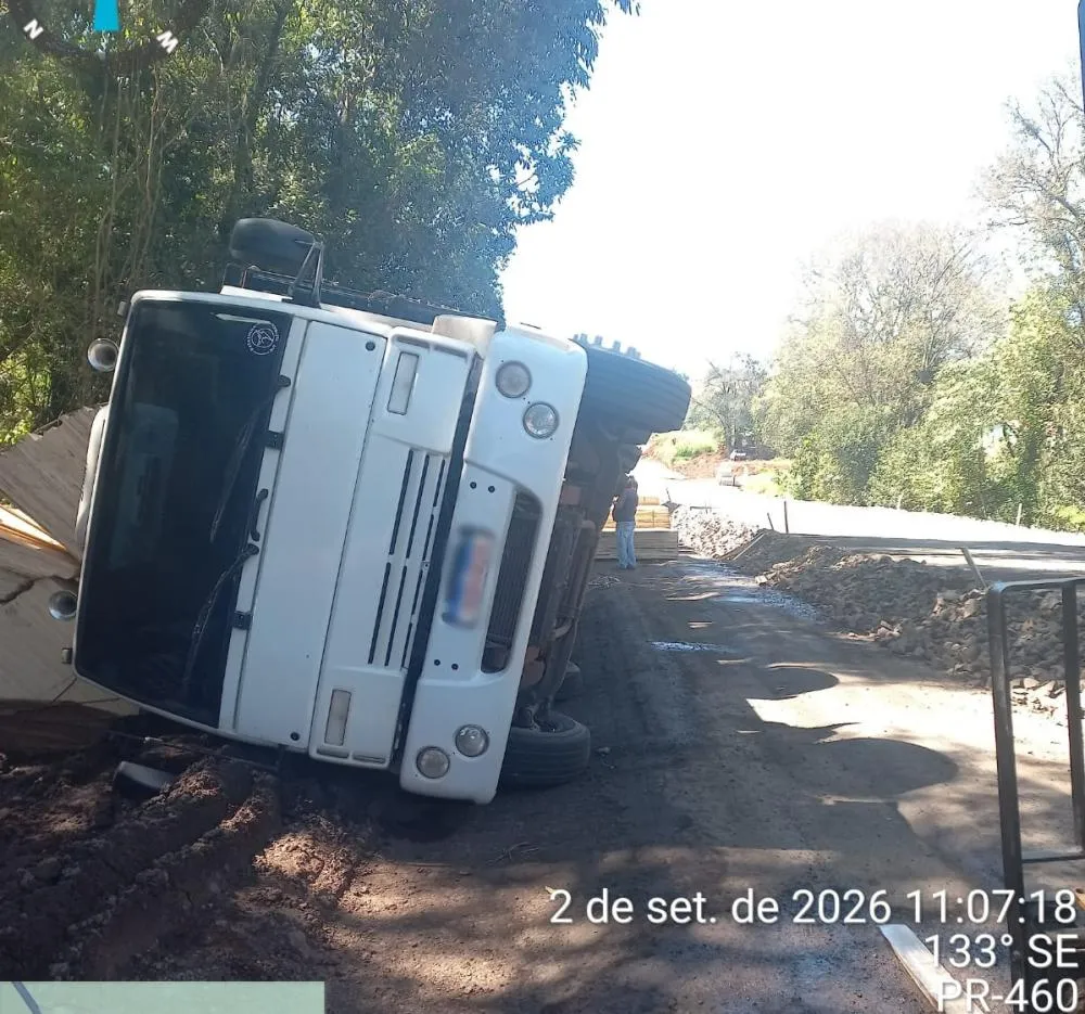 Caminhão tomba e motorista sai ileso na PR-460