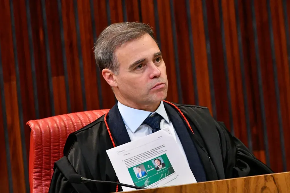 Senadores de centro e esquerda articulam impeachment de Mendonça sob relatório de Moraes