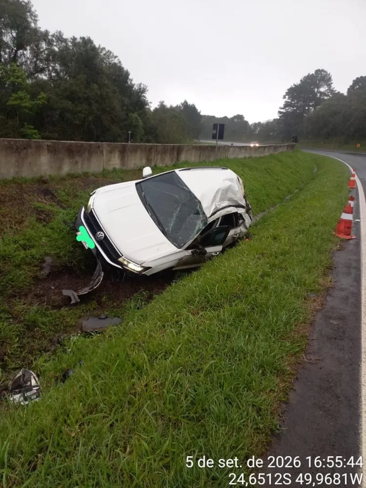 Veículo capota após colidir com caminhão na PR-151, em Castro