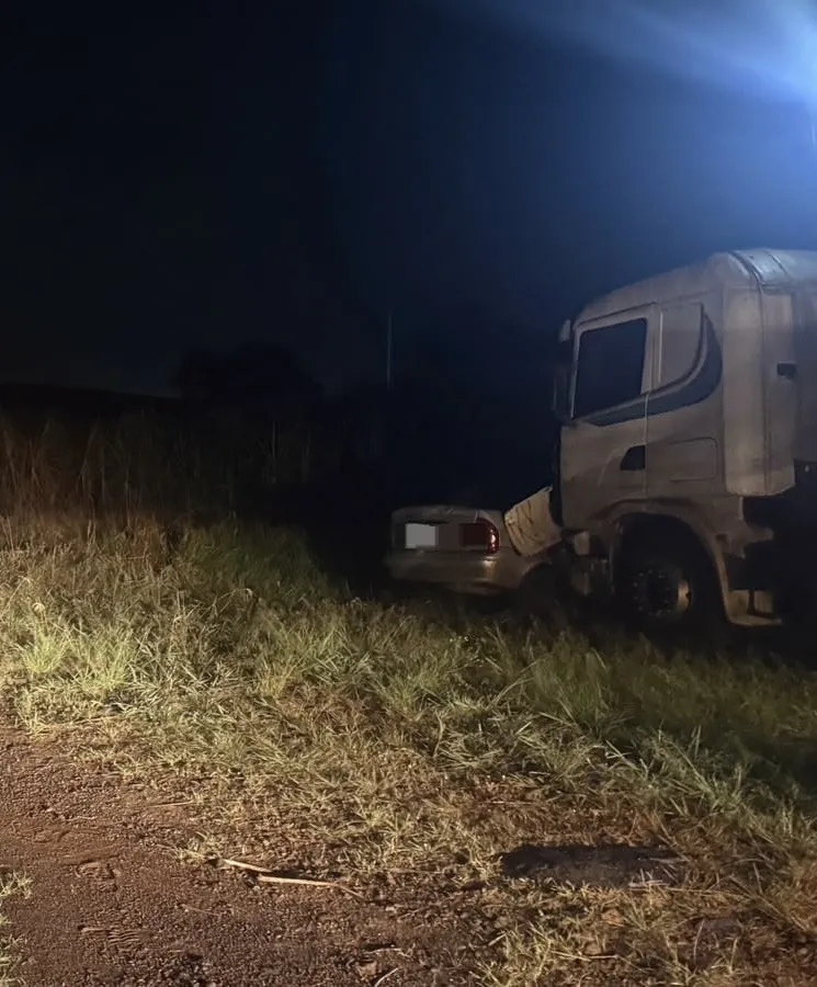 Motorista fica ferido após carro atingir caminhão estacionado na PR-092, no Norte Pioneiro