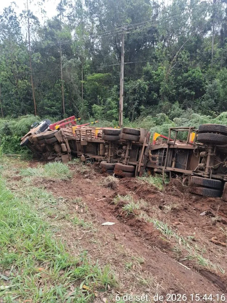 Carreta tomba na PR-160 e motorista fica ferido entre Telêmaco Borba e Curiúva