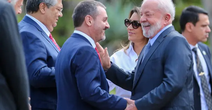 Ministros de Lula cobram reação do governo e reunião urgente com Fachin depois do afastamento de Andrei