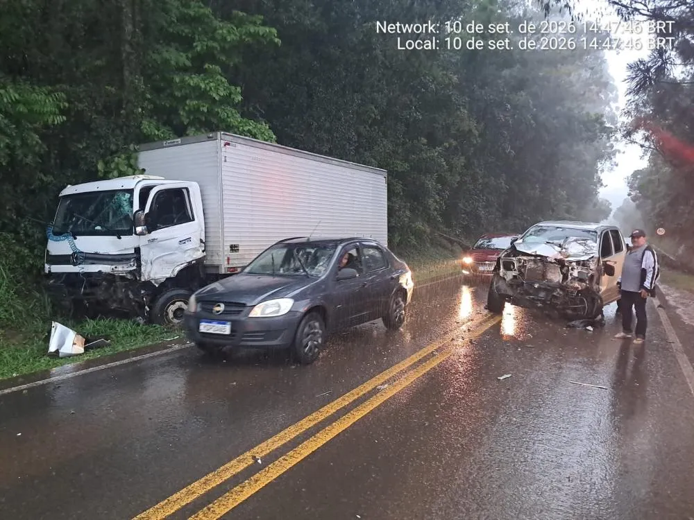 Colisão frontal entre Hilux e caminhão deixa homem e criança feridos na PRC-487, em Ivaí