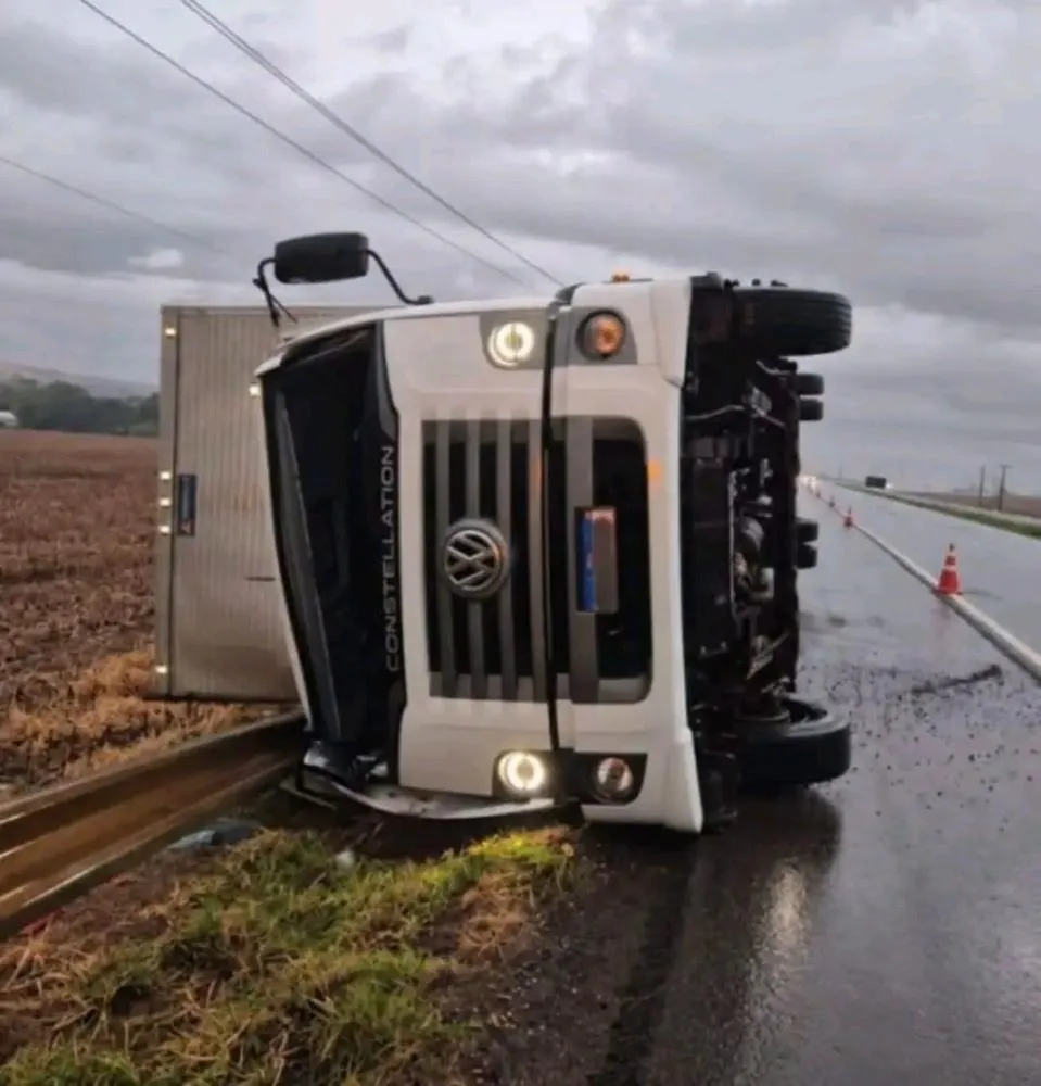 Rajadas de vento fazem caminhão tombar na BR-163