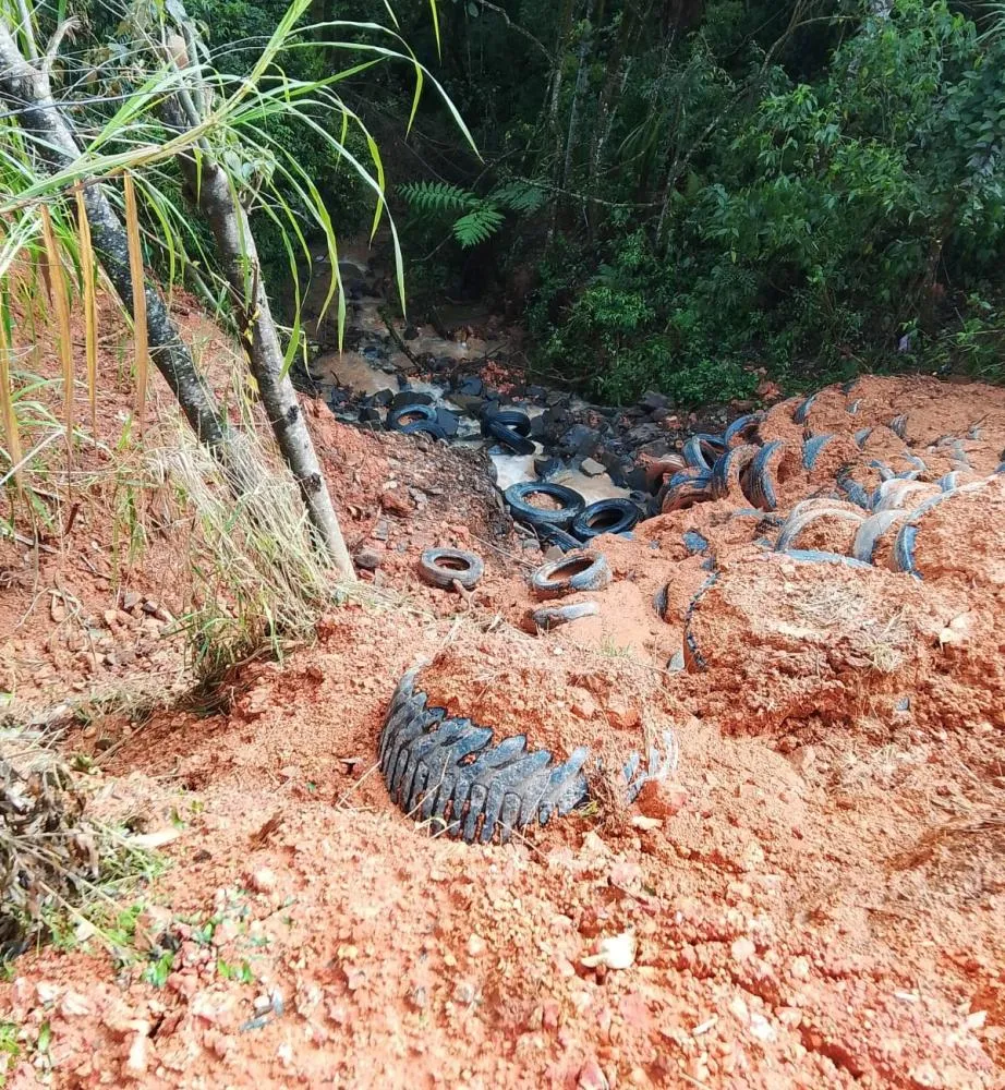 CURIÚVA: Chuvas causam estragos na estrada da boa vista, na vila Rural