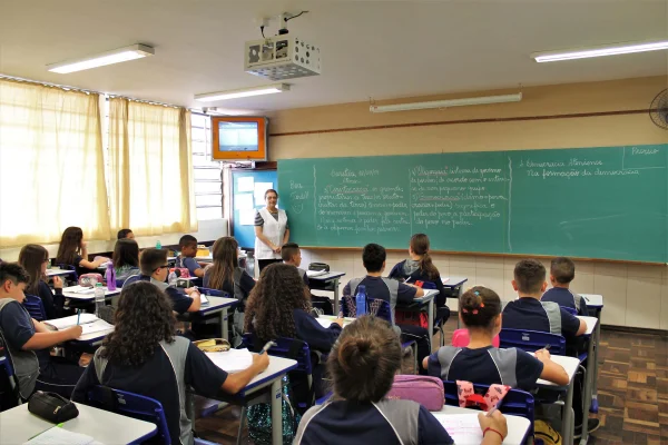 Grupo que administra escolas públicas do Paraná lucra R$ 106 milhões 