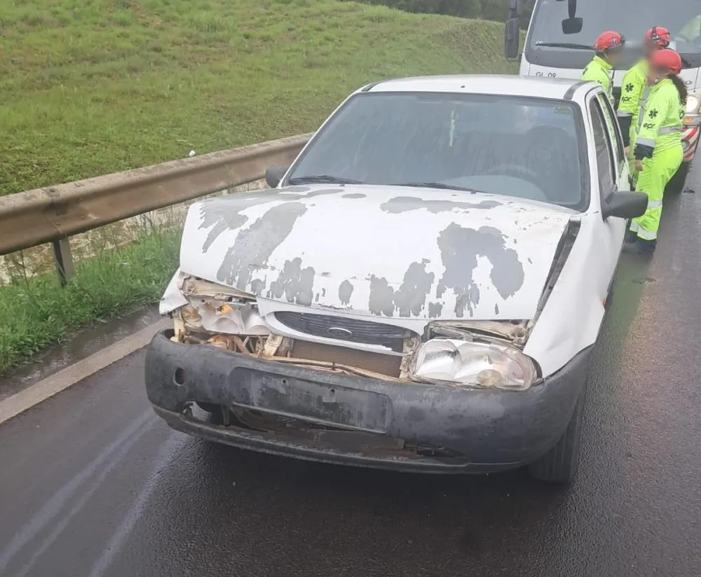 Colisão traseira deixa motorista ferido na PR-151, em Castro
