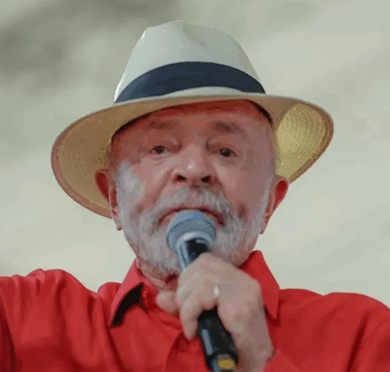 Lula diz a pastores que vermelho do PT é “sangue de Cristo”