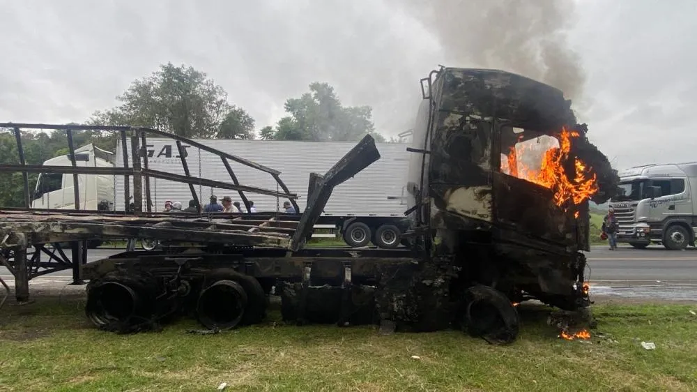 Caminhão tomba e carga de algodão pega fogo na BR-376, em Ortigueira