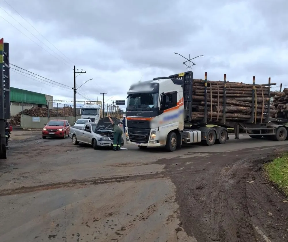 Saveiro e caminhão se envolvem em acidende sem vítimas na PR-160, em Telêmaco Borba