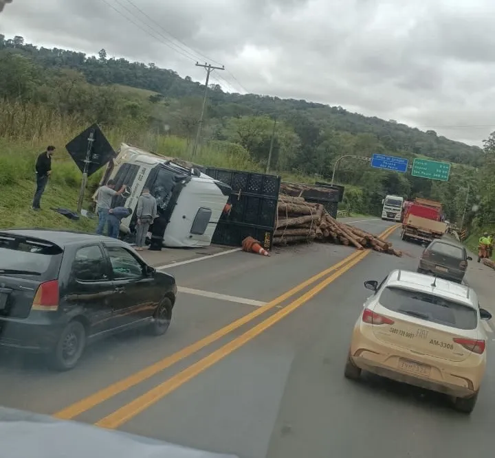 Motorista morre após caminhão tombar na PR-239, em Sengés