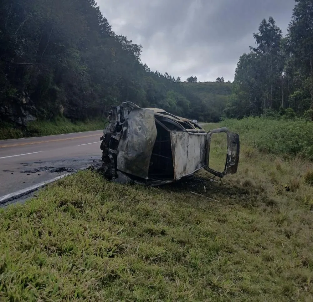 Veículo pega fogo na PR-090 e passageira fica ferida entre Piraí do Sul e Ventania