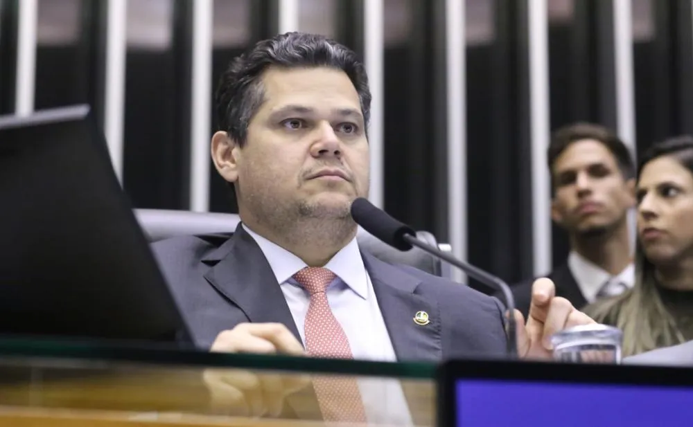 “Sou seu irmão”: Mensagens da PF mostram proximidade entre Alcolumbre e Vorcaro