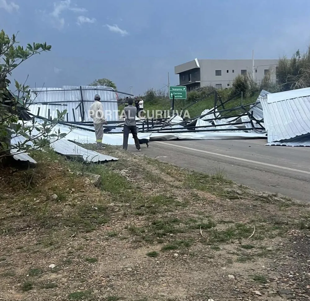 SAPOPEMA: Vento forte arranca cobertura de hotel e bloqueia a PR-090