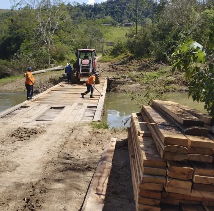 CURIÚVA: Ponte do bairro Xaxim é concluída após danos causados por temporal