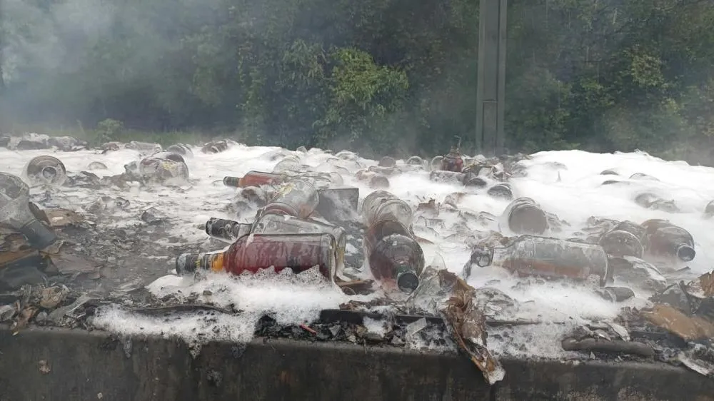 Carreta carregada com conhaque pega fogo na BR-376