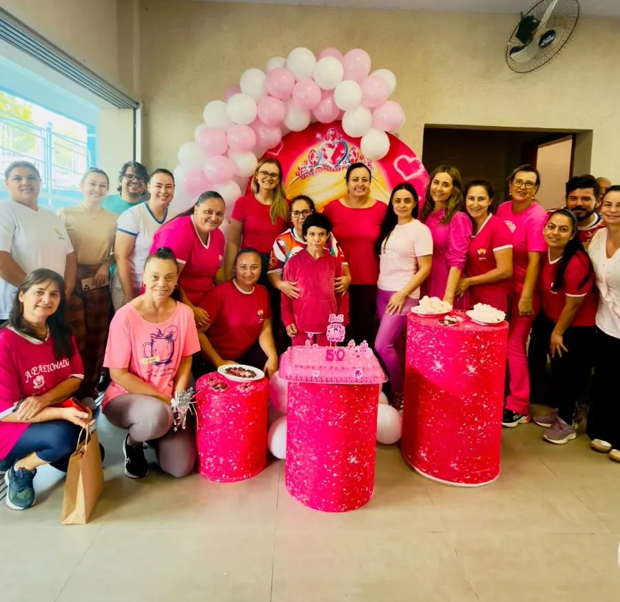 FIGUEIRA: Aluna da APAE completa 50 anos e ganha festa dos sonhos com tema da Barbie