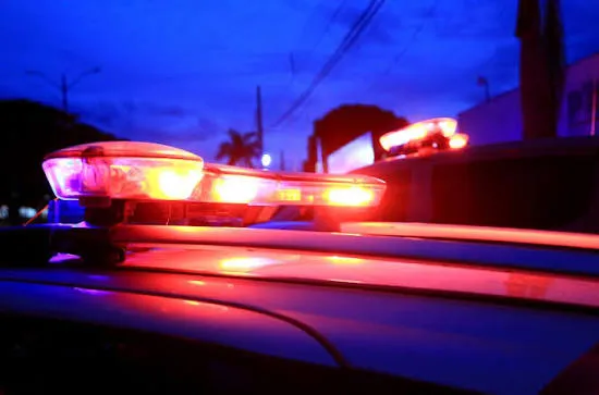 Homem é esfaqueado após suspeito flagrá-lo com sua esposa em Bandeirantes 