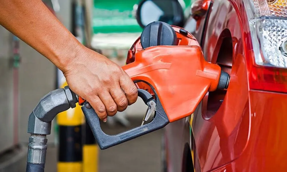 Governo zera imposto da gasolina a 16 dias do 2º turno