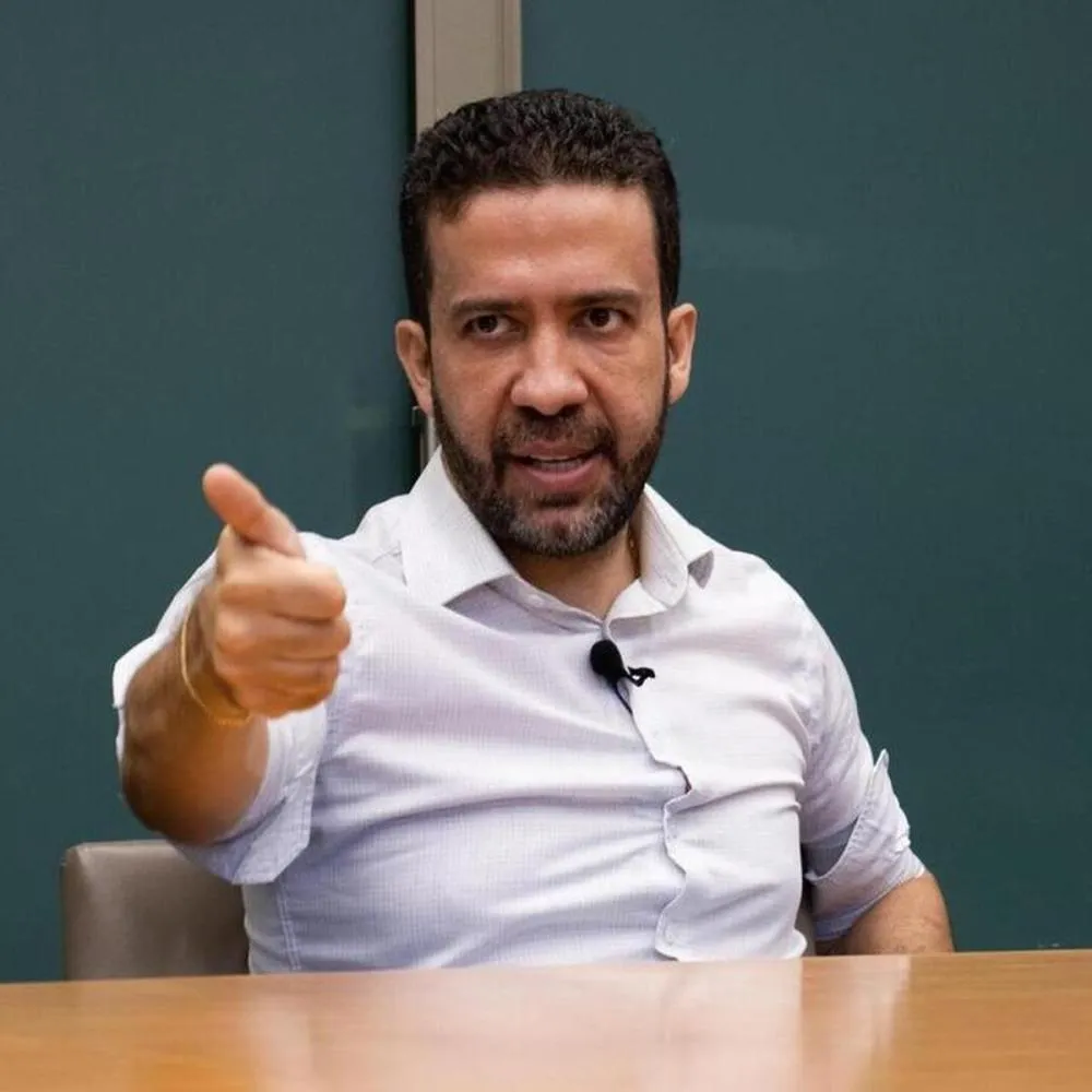 Janones pede que eleitores folguem por duas semanas e se dediquem à campanha de Lula