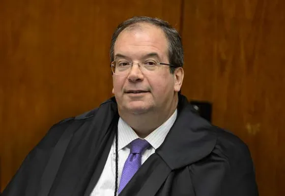 Ministro que liberou canal “Exército de Lula”, acusado de espalhar fake news sobre Flávio, foi indicado por Dilma Rousseff.