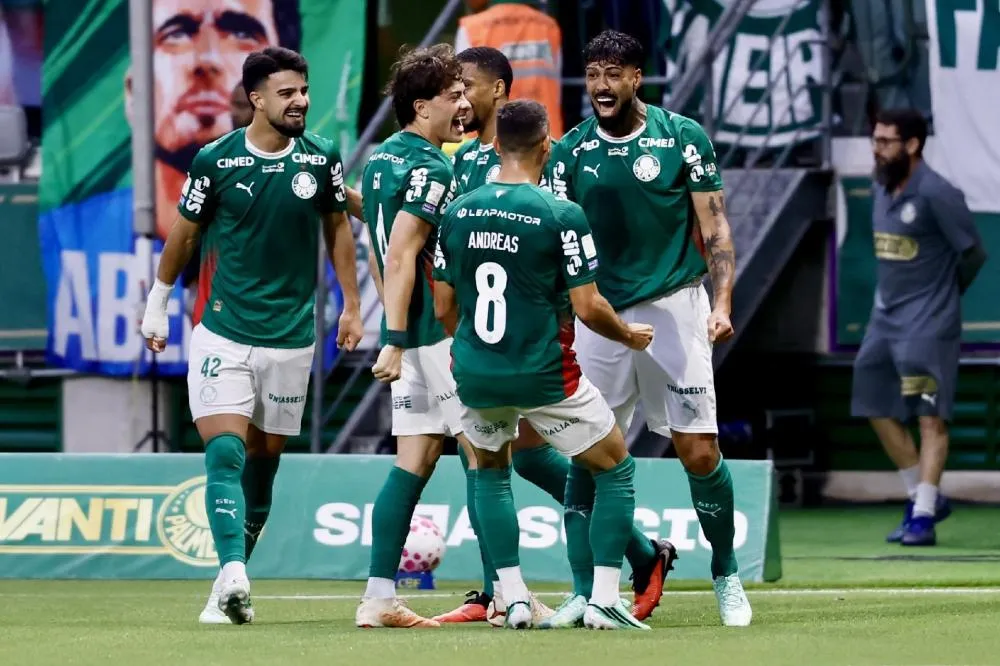 Palmeiras joga bem e goleia o Corinthians por 4 a 1