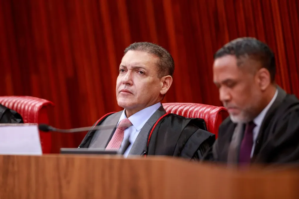 Nunes Marques derruba liminar e manda suspender canal 'Exército do Lula'