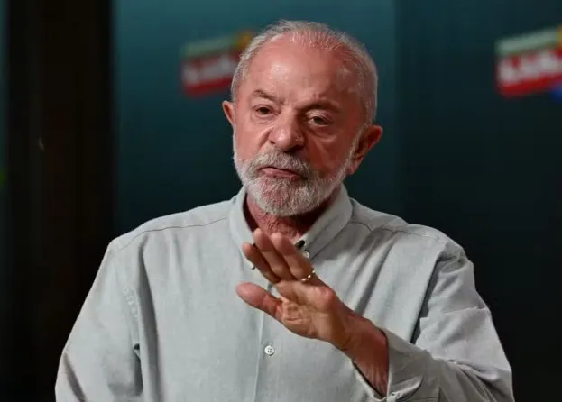 Véspera do 2° turno: Lula proprõe R$ 700 para universitários, celulares bloqueados em presídios e perdoar dívida de MEIs; por que o TSE ainda não se manifestou?
