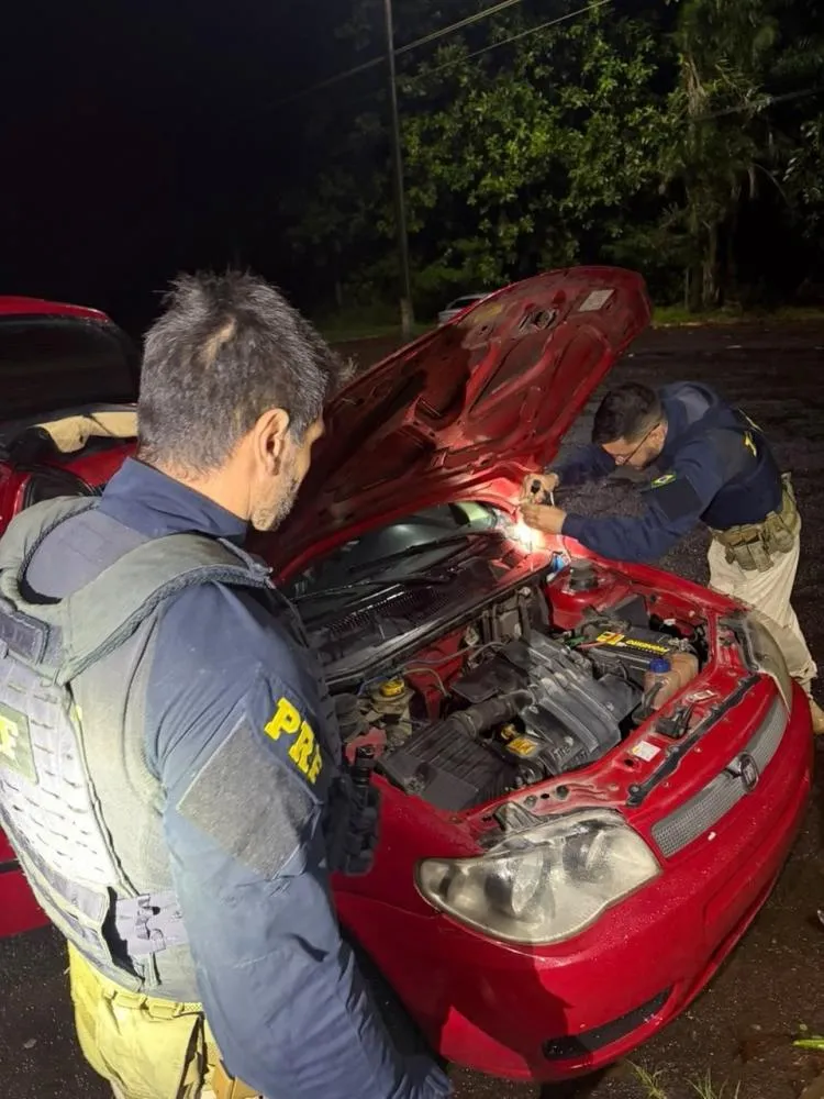 PRF apreende quase 20 quilos de maconha e skunk em carro na BR-277, no Paraná