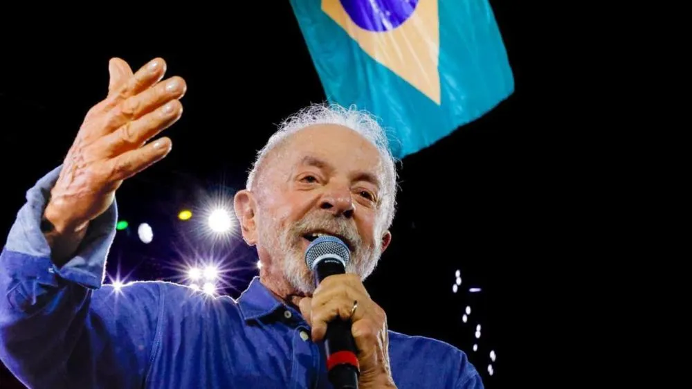 Sem provas, Lula diz que Flávio tentará reverter o fim da 6x1 se eleito