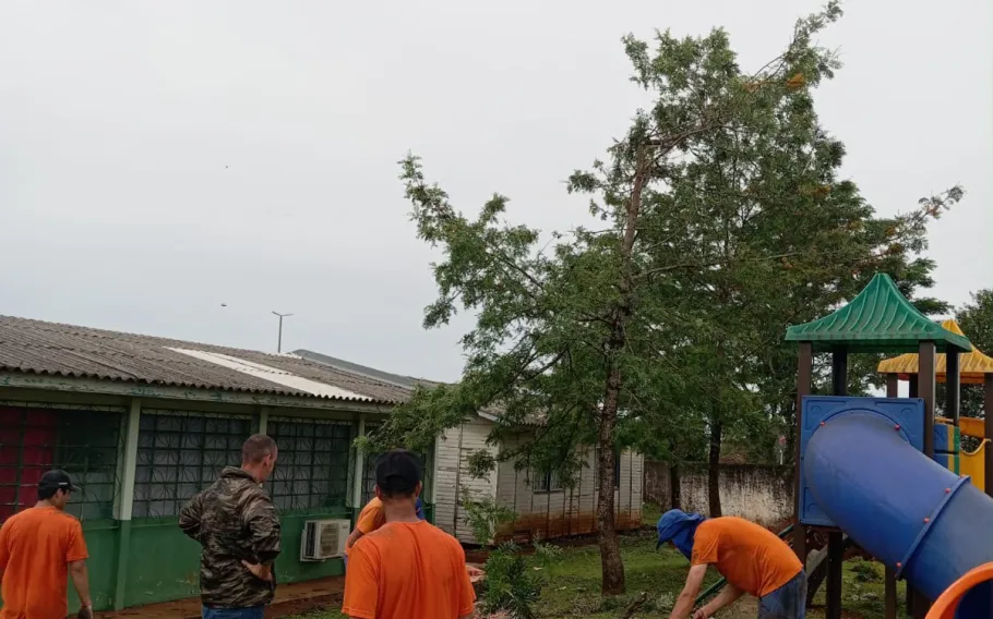 Paraná mobiliza 27 presos para recuperar escolas atingidas por temporal